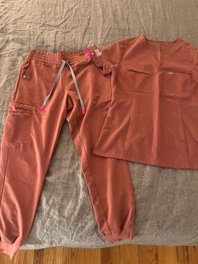 Figs Women's Scrub Set in Mauve